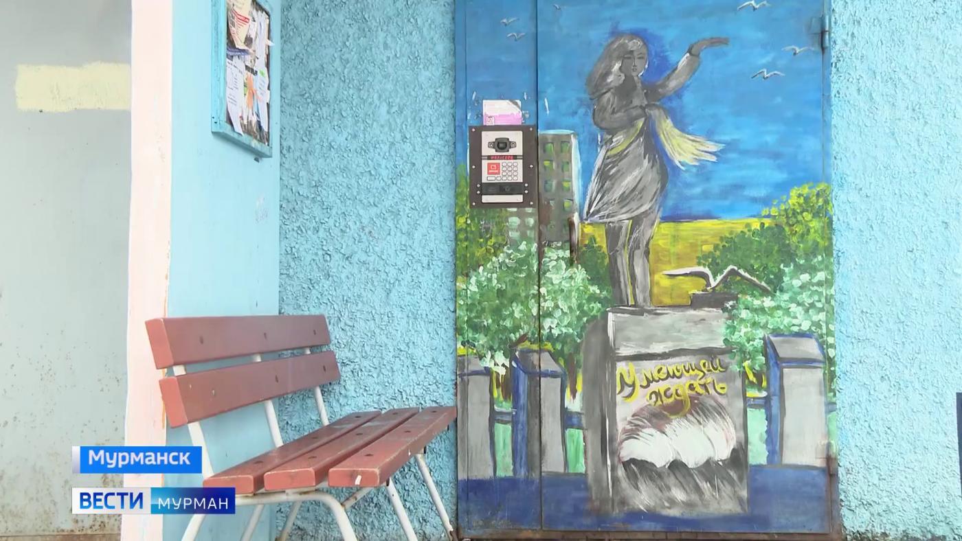 Городской репортаж: раскрашенные подъезды, яркие трансформаторные будки, оригинальные арки и довольные мурманчане